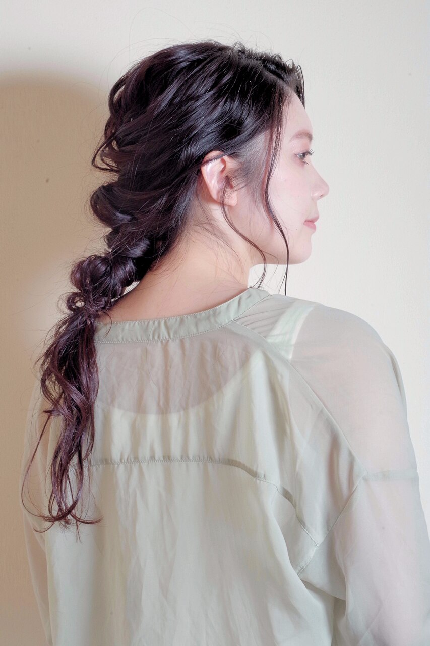 セルフでかわいい ゴム2本で超簡単 3分ヘアアレンジ 【手順】 ①