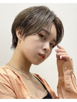 イヴォークトーキョーオーサカ(EVOKE TOKYO osaka) センターパート×抜け感ショート