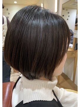 美容室 アイディー i-dee 前下がりボブ
