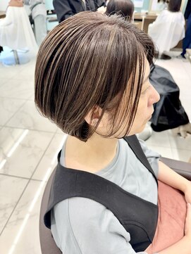 アッシュ 下北沢店(Ash) 白髪染めハイライトのショートボブ