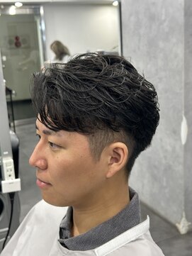 クロムトウキョウ ザ バーバー ネオン 新宿店(CHROM TOKYO the Barber ne/on) フェザーショート/フェザーパーマ/センターパート