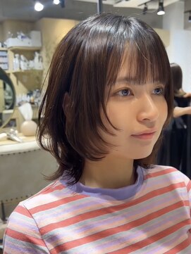 ティア(Tia.) （ショートウルフ/縮毛矯正/レイヤーカット/外はね/ぱっつん）