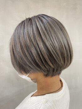 ラックスビー ユナイテッド 神戸三宮いくたロード店(LUXBE UNITED)の写真/大人女性特有の気になる根元も問題解決☆白髪を最大限おしゃれに活かしたカラーデザインをご提案♪