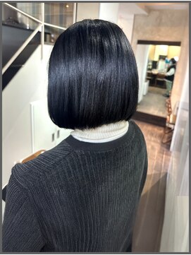 ユーアンボワーズ(U-AMBOISE) 黒髪ベルベットショート【寝屋川/髪質改善/白髪ぼかし】