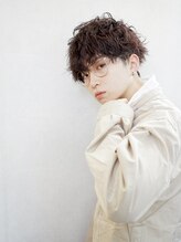 ”ビジネスシーンでも”ビジネスマンにも人気のある、爽やかなセンターパートパーマスタイル［横浜パーマ］