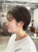 ショートカット オリーブベージュ スタイリング簡単ショート