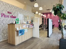 ファーストクラス さくら店の雰囲気(受付 お子様から80代などのファミリー向け。活気のある店内。)