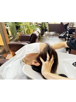 エイジングに特化したヘッドスパで、頭皮環境を整え、髪本来の美しさを取り戻します。リラックス効果も◎