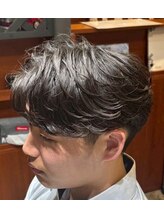 今年のトレンドは“フェザーパーマ”。JETBLACK936流のカスタムで、ワンランク上のスタイルを。