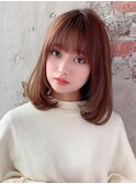 ホワイトグレージュ後れ毛が可愛い顔周りレイヤーミニウルフ