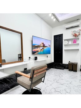 チュダック(ChuDuck)の写真/周りの人が気になる…。美容室で過ごす時間は格別に、ゆっくり寛げる空間で癒しのひと時を*