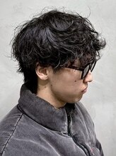 ラフなのに、計算されたお洒落。無造作な動きでこなれ感を演出する「くせ毛風ウェーブマッシュ」