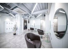 オーナーこだわりのセット面で施術中もご自由におくつろぎ下さい