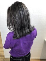 ジーレ(jiire)&nbsp;ハイライトカラー切りっぱなしボブ