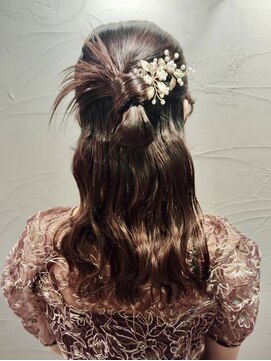 サンジュウナナドシー 大宮東口店(37.0℃) 上品パール飾りのカチモリハーフアップ