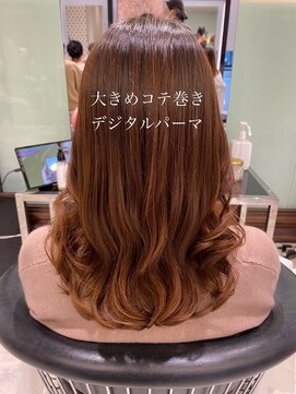 アピッシュ ギンザ(apish ginza) tomo apish独自の大きめカールのデジタルパーマヘア