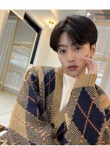 コンティニュー オモテサンドウ(CONTINUE OMOTESANDO)&nbsp;大人気！韓国風コンマバングセンターパートメンズヘア