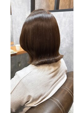 チル(chill) 切りっぱなしボブ×艶カラー