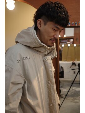 エディ(Edy) マッシュウルフ波巻きパーマスキンフェード刈り上げ眉毛カット