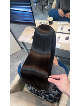 シシ 新宿(She 2.) 髪質改善/縮毛矯正/カラー/トリートメント/韓国/艶髪/艶感