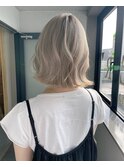 ホワイトグレージュ_ブロンドカラー_ボブウルフ