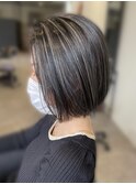 大人可愛いセンターパートダークアッシュハイライトボブ