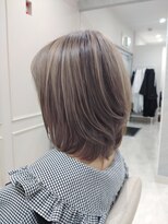 ハイストリートヘア(High street Hair)&nbsp;ハイライトカラーで究極の透明感と動きのあるミディアムスタイル