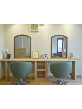 静かな並木路沿いにある、小さなお店です。まるでおうちにいるような居心地でリラックス…♪