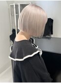 ホワイトブロンドケアブリーチハイトーン前下がりボブ