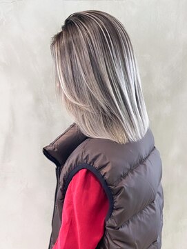 シオン(shion) ミディアムホワイトブロンドくびれミディボブ_ba324521