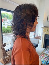 【自分らしく、お洒落に】顔周りを切り込んだウルフパーマ。立体的なウェーブで魅せる、大人の遊び心。 