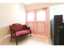 ピンクの扉とアンティークのソファが可愛い♪#リタッチも◎#三鷹