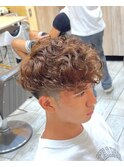 スペインカール　メンズパーマ　フェード　海外風　ブラウン