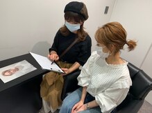 独自の骨格顔学分析で「顔まわりの似合わせ」で柔らかな質感と小顔印象で周りから褒められること間違いなし