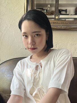 ベル 銀座並木通り店(Belle) すとんとしたミニボブ×おでこを出した綺麗めスタイル