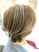ヘアーデザインムーヴ(Hair design MOVE)&nbsp;白髪ぼかしハイライト　ショート　明るい白髪染め
