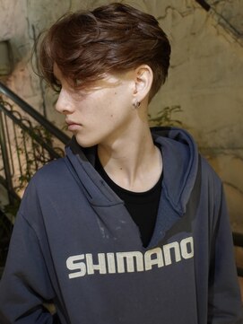 ノラ シブヤ(NORA) センターパートフェザーパーマニュアンスパーマテーパーフェード