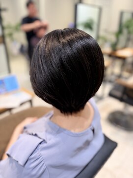 ケンジ 南林間(KENJE) 丸みとタイトさで魅せる、洗練ショートボブ