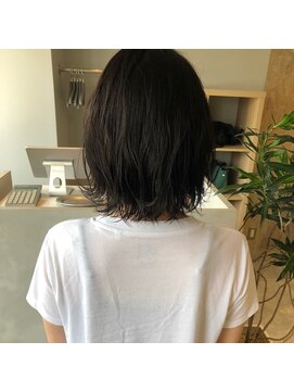 ヌン(nun) 大人カジュアルな外ハネセミディ