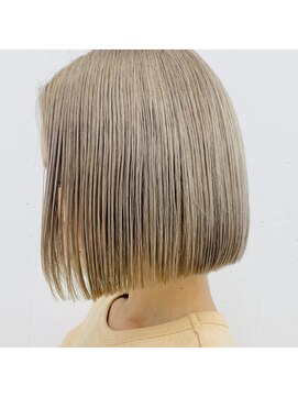 クク(QUQU) ぶつ切りライトベージュボブ