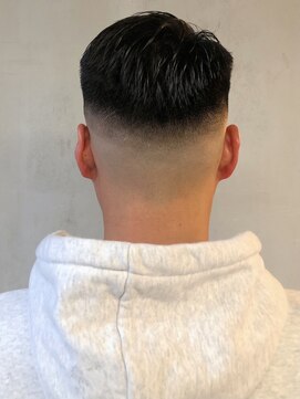 フランクスバーバーリザーブ 人形町店(FRANK’S BARBER RESERVE) フェードかき上げサイドパートフェードスタイルショート