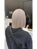 切りっぱなしボブ　× ホワイトミルクティー