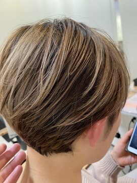 ペネロープ(Penelope) グラデーション　ハイライト　バレイヤージュ　ショート　YACHI