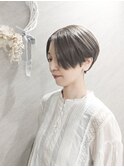 前髪なしショートボブ＋カーキアッシュ×ブリーチハイライト