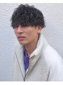 黒髪無造作ツイストスパイラルパーマツーブロックマッシュ