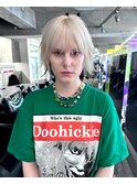 ホワイトブロンドシャギーレイヤーボブウルフ