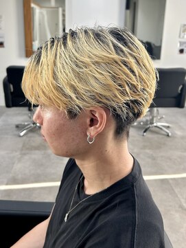 ヒュイル バイ ニアウ(Hwyl by Niau) メンズカットパーマセンターパートフェザーパーマ刈り上げカット