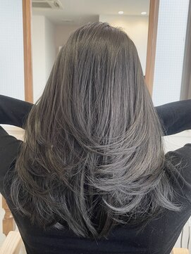 シェリー(Che'ri) レイヤーカット×透明感オリーブグレイ