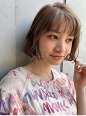 ブリーチと香草カラーでつくるミルクティーベージュボブ。