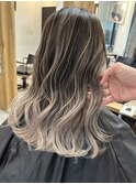 夏のトレンド海外風バレイヤージュとホワイトベージュの巻き髪